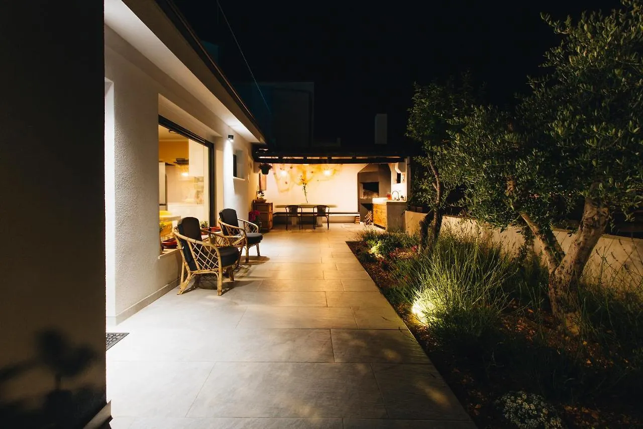 Villa Magna - Seaside Villa With Pool And Sauna Trogir 0*,  Kroatien